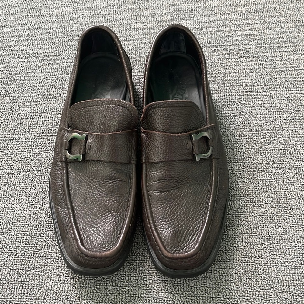 Salvatore Ferragamo Men’s brown leather dress loafer with logo buckle size 8.5